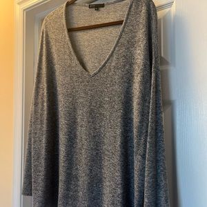 Ladies, XXL Light grey comfy V-neck light Sweater. Gibson brand.